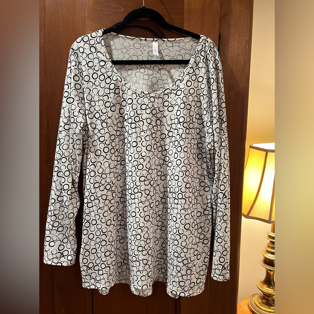 LuLaRoe Lynnae Black and White Circle Pattern Long Sleeve Top